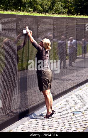 WASH DC -JULI 14: Namen von Vietnam-Kriegsopfer am Vietnam war Veterans Memorial am 14,2010. Juli in Washington DC, USA. Namen in chronologischer Reihenfolge Stockfoto