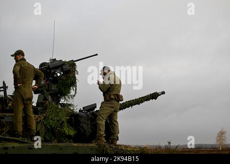 Pabrade. Belgien, 26. Oktober 2022, die Abbildung zeigt das NATO-Bataillon mit verstärkter Vorwärtspräsenz während des offiziellen Staatsbesuchs des belgischen Königspaares in der Republik Litauen am Mittwoch, den 26. Oktober 2022, in Pabrade. BELGA FOTO DIRK WAEM Stockfoto