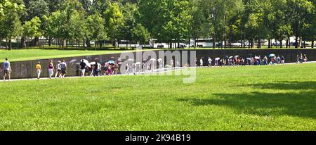 WASH DC -JULI 14: Namen von Vietnam-Kriegsopfer am Vietnam war Veterans Memorial am 14,2010. Juli in Washington DC, USA. Namen in chronologischer Reihenfolge Stockfoto