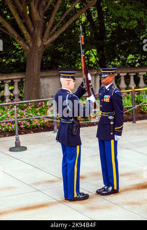 Washington, USA - 15. Juli 2010: Wachwechsel am Nachmittag am Grab des unbekannten Soldaten auf dem Friedhof von Arlington in Washington, Stockfoto