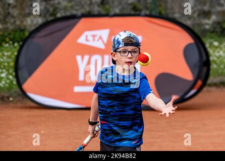 Kinder, die Tennis spielen und Tennisunterricht nehmen Stockfoto