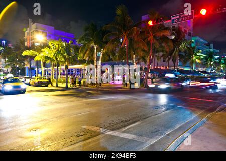 Miami Beach, USA - 2. August 2010: Nachtansicht am Ocean Drive in Miami Beach, FL. 1979 Miami Beach's Art Deco Historic District wurde in die Natio aufgenommen Stockfoto