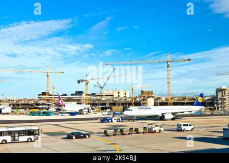 FRANKFURT, DEUTSCHLAND - 25. AUGUST 2011: Lufthansa-Flug ist am 25. August in Frankfurt am Main startbereit. Das neue Terminal A befindet sich im Bau Stockfoto