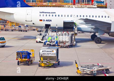 FRANKFURT, DEUTSCHLAND - 25. AUGUST: Lader-Agenten bereiten am 25. August 2011 in Frankfurt den Lufthansa Flug D-AIQA vor. Die Ladung Stockfoto