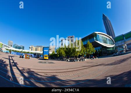 FRANKFURT, DEUTSCHLAND - 10. OKTOBER: Publikumstag zur Frankfurter Buchmesse, Außenansicht zum zentralen Platz mit Tischen für Speisen und Erfrischungen am Bookf Stockfoto