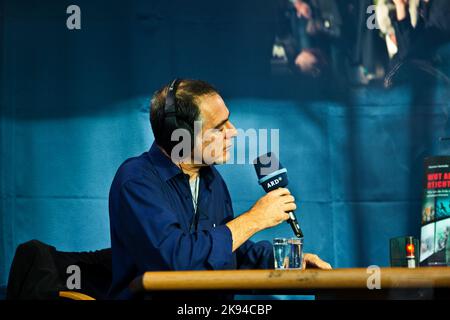 FRANKFURT, DEUTSCHLAND - 10. OKTOBER: Publikumstag zur Frankfurter Buchmesse, Hannes Jaenicke, Schauspieler und Aktivist gegen Projekt Stuttgart 21 im Interview Stockfoto