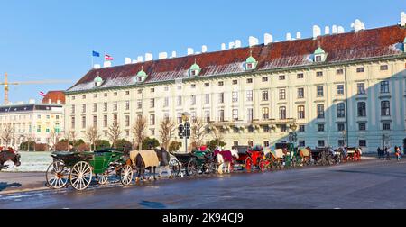 WIEN, ÖSTERREICH - 27. NOV 2010: Fahrer des Fiakers als Weihnachtsmann in Wien, Österreich. Seit dem 17.. Jahrhundert, die Pferdekutschen char Stockfoto