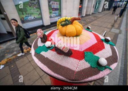 London, Großbritannien. 26 Oktober 2022 . Ein Briefkasten im Stadtzentrum von Wimbledon im Südwesten Londons mit einem gestrickten Topper mit Halloween-Motiv und gehäkeltem Kürbis. Kredit: amer ghazzal/Alamy Live Nachrichten Stockfoto