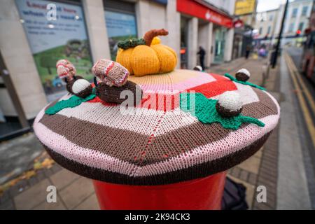 London, Großbritannien. 26 Oktober 2022 . Ein Briefkasten im Stadtzentrum von Wimbledon im Südwesten Londons mit einem gestrickten Topper mit Halloween-Motiv und gehäkeltem Kürbis. Kredit: amer ghazzal/Alamy Live Nachrichten Stockfoto