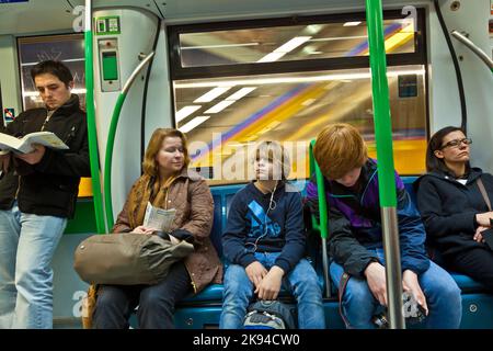 MADRID - SPANIEN, 20. DEZEMBER: Am 20,2010. Dezember fahren Menschen mit der Metro in Madrid, Spanien, ins Zentrum. Madrid betreibt das drittgrößte U-Bahnnetz Stockfoto