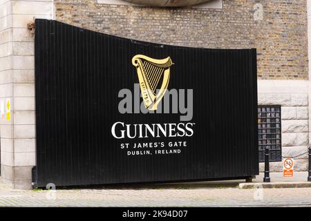 Irland Irland Irland Irland St. James's Gate Guinness Storehouse Beer Stout porter black ALE erbaut 1904 begann 1759 ikonischen St. James's Gate Eingang zu den Werken Stockfoto