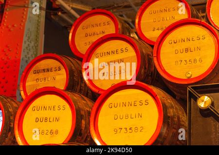 Irland Irland Irland Irland St. James's Gate Guinness Storehouse Beer Stout Porter Black Ale erbaut 1904 begann 1759 Stapel nummerierter Holzfässer Stockfoto