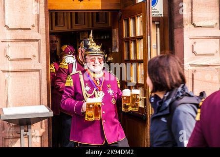 FRANKFURT, DEUTSCHLAND - 5. MÄRZ: Der Mann in Karnevalsuniform bekommt bei der Parade am 5. März 2011 in Frankfurt Bier. Carneval People conques Stockfoto