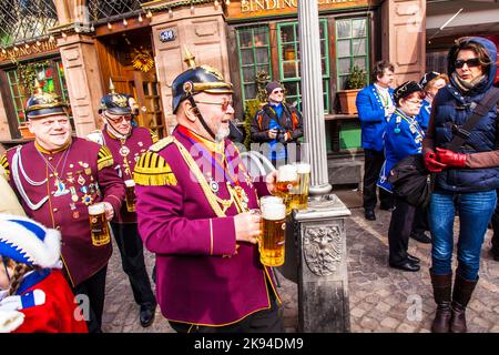 FRANKFURT, DEUTSCHLAND - 5. MÄRZ: Der Mann in Karnevalsuniform bekommt bei der Parade am 5. März 2011 in Frankfurt Bier. Carneval People conques Stockfoto