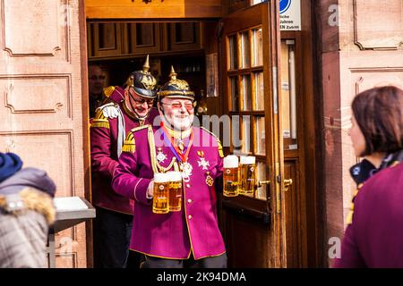 FRANKFURT, DEUTSCHLAND - 5. MÄRZ: Der Mann in Karnevalsuniform bekommt bei der Parade am 5. März 2011 in Frankfurt Bier. Carneval People conques Stockfoto