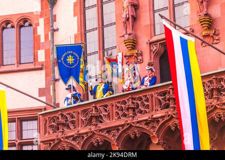 FRANKFURT, DEUTSCHLAND - 5. MÄRZ: Am 5. März 2011 grüßen die Karnevalsleute vom Balkon des Rathauses in Frankfurt. Sie erobern die Stockfoto