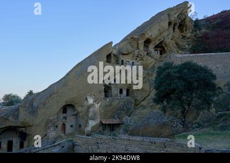 Mönchszellen, Höhlenkloster und Klosteranlage Dawit Garedscha, David Gareja, Berg Udabno, Halbwüste, Steppenlandschaft Garedscha, Kachetien, Georgien Stockfoto