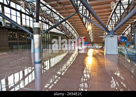 HAMBURG, DEUTSCHLAND - 20. APRIL: Abflughalle im frühen Morgenlicht am neuen Terminal 2 in Hamburg am 20. April 2010 in Hamburg, Deutschland. Fuhlsbüette Stockfoto