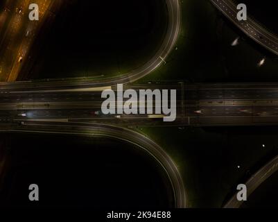 A10 Straßenverkehr in der Nacht. Autobahninfrastruktur im Dunkeln Licht des dynamischen, sich bewegenden Verkehrs auf der Straße bei Amsterdam IJburg in den Niederlanden Stockfoto