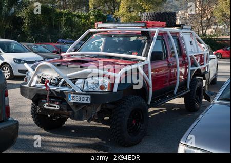 Ein japanischer roter Pickup Nissan Navara bereit für eine Ausstellung Stockfoto