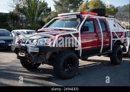 Ein japanischer roter Pickup Nissan Navara parkte draußen Stockfoto