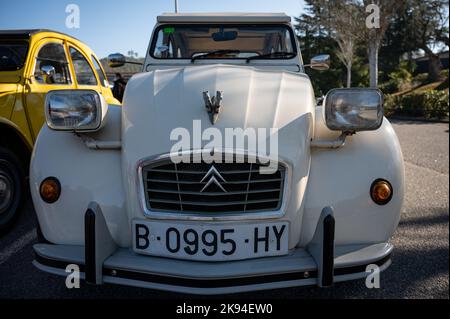 Der alte weiße Wagen des Autos "2CV" parkte draußen Stockfoto