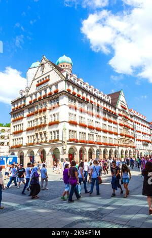 München, Deutschland - 9. Juli 2011: Außenansicht von Hirmer, dem größten Herrenmodehaus der Welt, mit Dekoration in München, Deutschland. Stockfoto