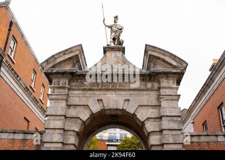 Irland Irland Irland Irland Dublin Dame Street Dublin Castle Upper Yard Statue of Mars Fortitude Soldat Speer Löwe Skulptur von Jon Van Most the Younger 1753 Stockfoto