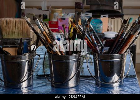 Arbeitsplatz des Malers und Pinsel Stockfoto