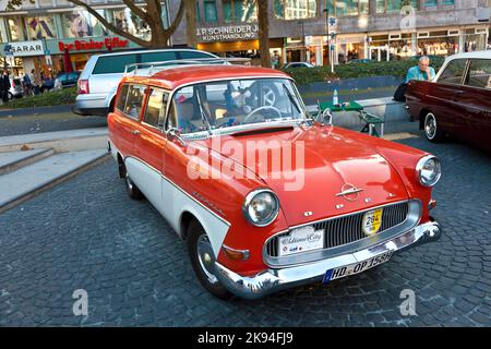 FRANKFURT, DEUTSCHLAND - OCT 2: Oldtimer-Treffen am 2,2011. Oktober in Frankfurt, Deutschland. Der OPEL Olympia Oldtimer präsentiert von der Veranstaltung '7. Oldtimercity“ Stockfoto
