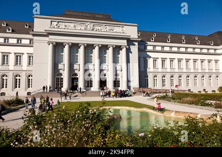 KOBLENZ, DEUTSCHLAND - OCT 15: Nicht identifizierte Menschen genießen die BUGA-Blumenschau am 15. OCT 2011 in Koblenz. Die BUGA 2011 Blumenschau ist eine davon Stockfoto