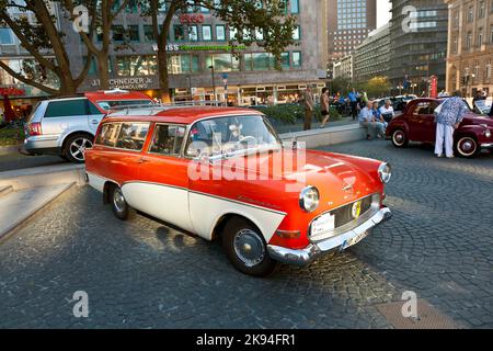 Frankfurt, Deutschland - Oktober 2,2011: Oldtimer-Treffen in Frankfurt, Deutschland. Der OPEL Olympia Oldtimer präsentiert von der Veranstaltung '7. Oldtimercity“ o Stockfoto
