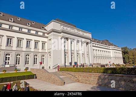 KOBLENZ, DEUTSCHLAND - OCT 15: Nicht identifizierte Menschen genießen die BUGA-Blumenschau am 15. OCT 2011 in Koblenz. Die BUGA 2011 Blumenschau ist eine davon Stockfoto