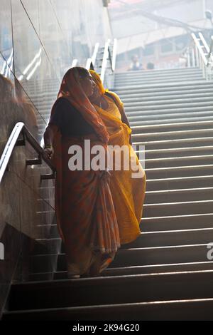 Delhi, Indien - 9. November 2011: Unbekannte Frau kommt am frühen Morgen in Delhi, Indien, in die U-Bahn-Station. Es ist eines der größten U-Bahn-Netze i Stockfoto