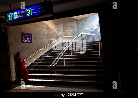 Delhi, Indien - 9. November 2011: Unbekannte Frau kommt am frühen Morgen in Delhi, Indien, in die U-Bahn-Station. Es ist eines der größten U-Bahn-Netze i Stockfoto