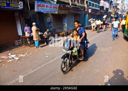 DELHI, INDIEN - NOV 9: Motorradfahrer mit Kind am frühen Morgen des 08,2011. November in Delhi, Indien. Motorrad ist der beliebteste Transport in t Stockfoto