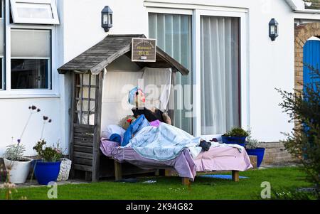 Worthing UK 26. October 2022 - eine der Vogelscheuchen vor einem Haus, die am jährlichen Vogelscheuchen-Festival in Ferring bei Worthing, West Sussex, teilnehmen. Über 70 Vogelscheuchen werden voraussichtlich über die Woche im ganzen Dorf erscheinen : Credit Simon Dack / Alamy Live News Stockfoto