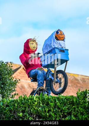 Worthing UK 26. October 2022 - ET ist beim jährlichen Vogelscheuchen-Festival im Dorf Ferring in der Nähe von Worthing, West Sussex, über einer Hecke geflogen. Über 70 Vogelscheuchen werden voraussichtlich über die Woche im ganzen Dorf erscheinen : Credit Simon Dack / Alamy Live News Stockfoto