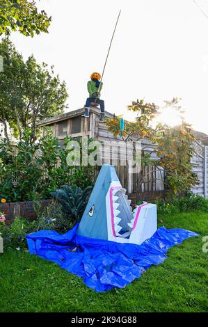 Worthing UK 26. October 2022 - Jaws ist im Rahmen des jährlichen Vogelscheuchen-Festivals vor einem Haus im Dorf Ferring in der Nähe von Worthing aufgetreten. Über 70 Vogelscheuchen werden voraussichtlich über die Woche im ganzen Dorf erscheinen : Credit Simon Dack / Alamy Live News Stockfoto