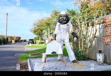 Worthing UK 26. October 2022 - Im Rahmen des jährlichen Vogelscheuchen-Festivals ist Vor einem Haus im Dorf Ferring bei Worthing eine Bienenzucht-Vogelscheuche erschienen. Über 70 Vogelscheuchen werden voraussichtlich über die Woche im ganzen Dorf erscheinen : Credit Simon Dack / Alamy Live News Stockfoto