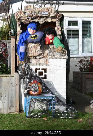 Worthing UK 26. October 2022 - Eine Vogelscheuche von Batman und Robin nimmt am jährlichen Vogelscheuchen-Festival in Ferring bei Worthing, West Sussex Teil. Über 70 Vogelscheuchen werden voraussichtlich über die Woche im ganzen Dorf erscheinen : Credit Simon Dack / Alamy Live News Stockfoto