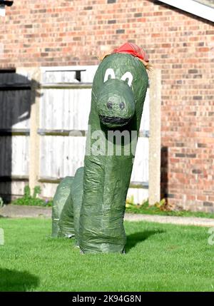 Worthing UK 26. October 2022 - Nessie ist vor einem Haus aufgetreten, das am jährlichen Vogelscheuchen-Festival in Ferring bei Worthing, West Sussex, teilnimmt. Über 70 Vogelscheuchen werden voraussichtlich über die Woche im ganzen Dorf erscheinen : Credit Simon Dack / Alamy Live News Stockfoto