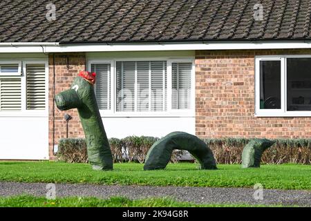 Worthing UK 26. October 2022 - Nessie ist vor einem Haus aufgetreten, das am jährlichen Vogelscheuchen-Festival in Ferring bei Worthing, West Sussex, teilnimmt. Über 70 Vogelscheuchen werden voraussichtlich über die Woche im ganzen Dorf erscheinen : Credit Simon Dack / Alamy Live News Stockfoto