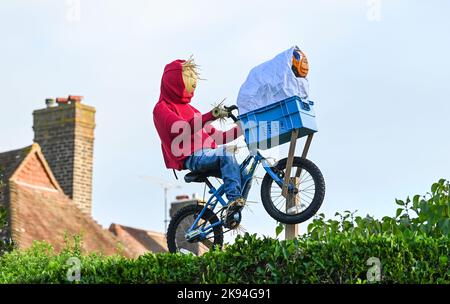 Worthing UK 26. October 2022 - ET ist beim jährlichen Vogelscheuchen-Festival im Dorf Ferring in der Nähe von Worthing, West Sussex, über einer Hecke geflogen. Über 70 Vogelscheuchen werden voraussichtlich über die Woche im ganzen Dorf erscheinen : Credit Simon Dack / Alamy Live News Stockfoto