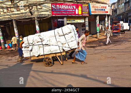 Delhi, Indien - 9. November 2011: Handkarren-Transport am frühen Morgen in Delhi, Indien. Das Ochsendiagramm ist ein gemeinsamer Ladungstransport in der na Stockfoto