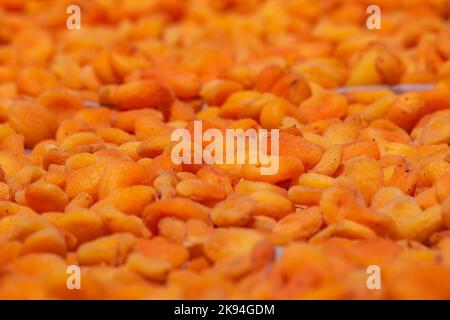 Getrocknete Aprikose Produktion Hintergrundbild. Bio vegane Lebensmittel Konzept. Getrocknete Aprikosenproduktion in der Türkei von Malatya. Stockfoto