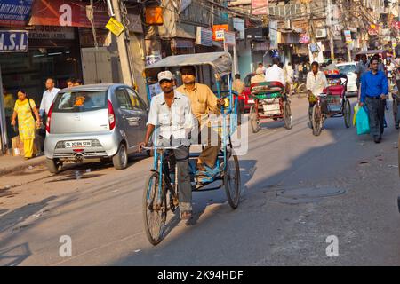 DELHI, INDIEN - NOV 8: Rikscha-Fahrer transportiert Passagiere am frühen Morgen des 08,2011. November in Delhi, Indien. In Delhi wurden Fahrradrickshaws eingeführt Stockfoto