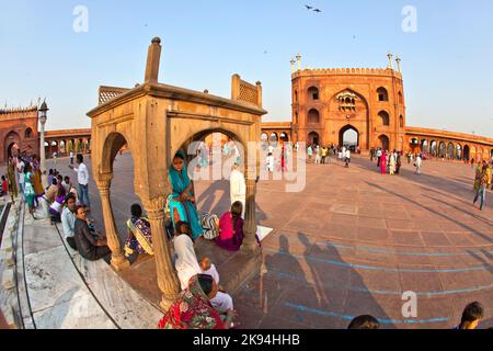 DELHI, INDIEN - 8. NOVEMBER: Am 8,2011. November ruht eine Gruppe von Gläubigen auf dem Hof der Jama Masjid Moschee in Delhi. Jama Masjid ist der Direktor Stockfoto