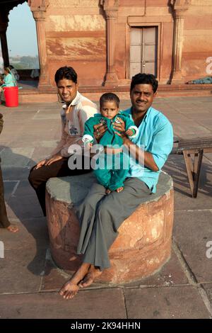 DELHI, INDIEN - NOV 8: Vater als Verehrer mit Familie ruht am 8,2011. November auf dem Hof der Jama Masjid Moschee in Delhi. Jama Masjid ist das Prinzip Stockfoto