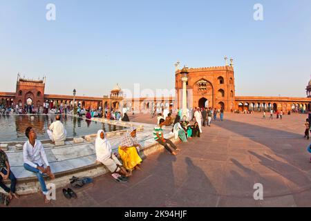 DELHI, INDIEN - 8. NOVEMBER: Am 8,2011. November ruht eine Gruppe von Gläubigen auf dem Hof der Jama Masjid Moschee in Delhi. Jama Masjid ist der Direktor Stockfoto